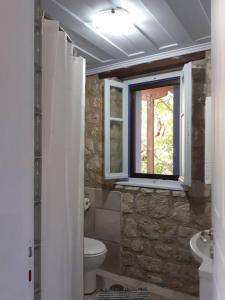 Ένα μπάνιο στο The Guesthouse Katochori