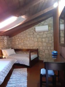 Ένα ή περισσότερα κρεβάτια σε δωμάτιο στο The Guesthouse Katochori
