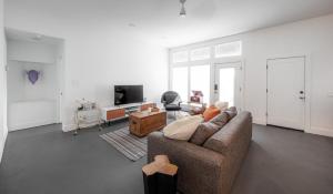 Sophisticated Minimalist Modern Home w/pool and spa في ذا كولوني: غرفة معيشة مع أريكة وطاولة