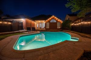 Sophisticated Minimalist Modern Home w/pool and spa في ذا كولوني: مسبح امام بيت بالليل