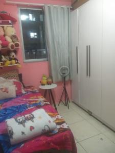 a bedroom with a bed and a table and a window at RESIDENCIAL ALAMEDA JARDINS in Aracaju