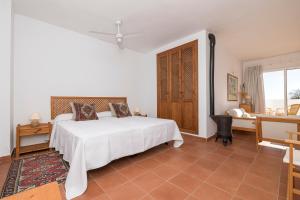 een slaapkamer met een wit bed en een raam bij La Galbana Vejer in Vejer de la Frontera