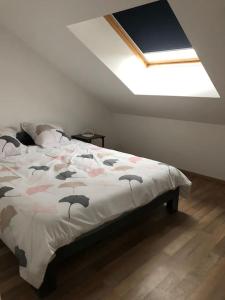 Un dormitorio con una cama con pájaros. en Appart’ terrasse vue exceptionnelle 1er étage en Montbéliard