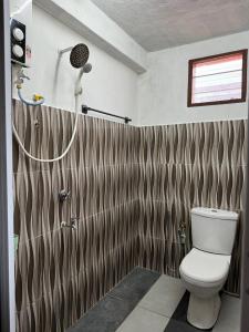 een badkamer met een toilet en een douche bij HOMESTAY WARISAN BENTONG in Bentong