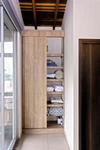 um quarto com um armário de madeira com toalhas em Lindo apartamento con terraza en Bello Ant em Bello