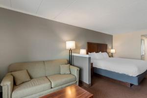 Habitación de hotel con cama y sofá en Quality Inn Ocean City Beachfront, en Ocean City