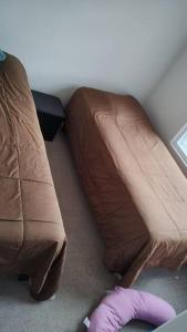 um par de assentos de couro castanho num quarto em departamento frente a la playa herradura em Coquimbo