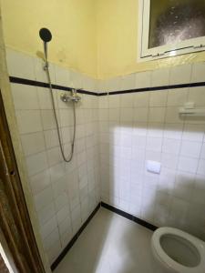 uma casa de banho com um chuveiro e um WC. em Private room in the kasbah em Tânger