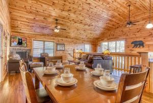 ピジョン・フォージにあるBlue Bear Lodge near Dollywood! 1 mile off PKWY Community Pool Hot tub Game Rmのキャビン内のテーブルのあるダイニングルーム +35枚の写真