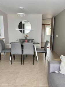 ein Esszimmer mit Tisch und Stühlen in der Unterkunft Lindo y cómodo apartamento 804 in Cali
