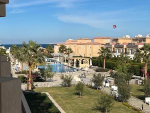 - une vue sur un complexe avec une piscine dans l'établissement Selena Bay Hurghada - Pink Apartment, à Hurghada