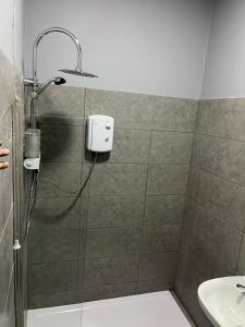 La salle de bains est pourvue d'une douche et d'un lavabo. dans l'établissement Heroesbunkz, à Newcastle upon Tyne