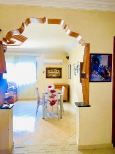- une salle à manger avec une table et des chaises dans l'établissement Appartement Vintage à EL JADIDA rte Sidi Bouzid, à El Jadida