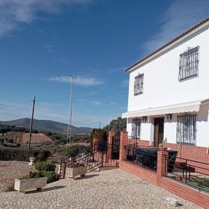 ein weißes Haus mit Bergblick in der Unterkunft Casa La Loma en Archidona in Málaga