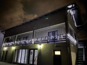 ein Haus mit seitlicher Beleuchtung in der Nacht in der Unterkunft Casa Matteo in Moisei