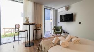 En eller flere senge i et værelse på RUAH Apartments by LovelyStay