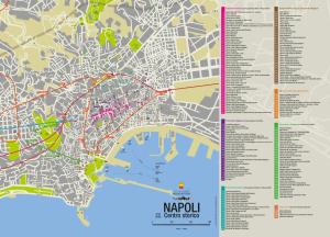 une carte de la ville de paris avec des routes rouges dans l'établissement Vanvitelli Domus, à Naples