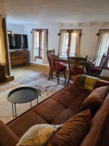 Μια τηλεόραση ή/και κέντρο ψυχαγωγίας στο Guest House GURKO 7, 2BR, Top Center, Free Parking