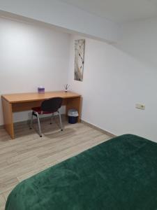 einen Schreibtisch und einen Stuhl in einem Zimmer in der Unterkunft Apartamento cercano a IFEMA, Aeropuerto, Clinica Universitaria Navarra y Civitas Metropolitano in Madrid