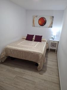 Dormitorio blanco con cama y mesa en Apartamento cercano a IFEMA, Aeropuerto, Clinica Universitaria Navarra y Civitas Metropolitano en Madrid