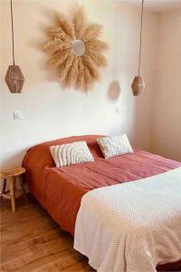Säng eller sängar i ett rum på Maisonnette avec vue Montagne et jardin