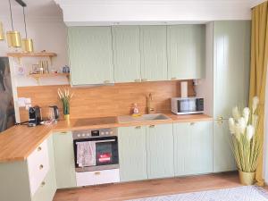 a kitchen with white cabinets and a microwave at Royal Delux-Klima,Balkon,Lift-Nähe Schönbrunn in Vienna