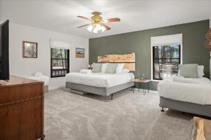 een slaapkamer met 2 bedden en een plafondventilator bij Memory Lodge in Flagstaff