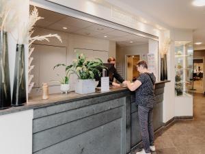 une femme debout au comptoir d'un magasin dans l'établissement Domein Westhoek, à Oostduinkerke 22 autres photos