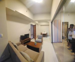 Μια τηλεόραση ή/και κέντρο ψυχαγωγίας στο Room for RENT in Mactan Newtown near AIRPORT