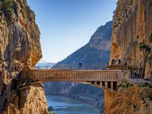 un puente al costado de una montaña en Casa El Albero (Torcal-Caminito del Rey), en La Joya