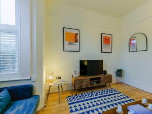 ein Wohnzimmer mit einem Sofa und einem TV in der Unterkunft 2 Bed in Broadstairs 89889 in Broadstairs