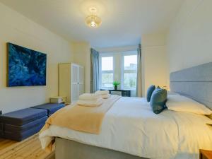 Un dormitorio con una cama grande y una ventana en 2 Bed in Broadstairs 89889 en Broadstairs
