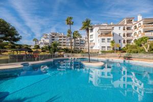 ein großer Pool mit Gebäuden im Hintergrund in der Unterkunft calahonda cozy corner in Sitio de Calahonda