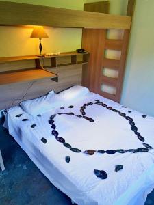 Een bed of bedden in een kamer bij Casarão 4min da praia itauna e aula de surf gratis