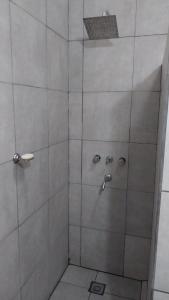 y baño con ducha y puerta de cristal. en Cabaña Yerba Buena en Carpintería