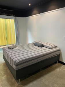 1 dormitorio con 1 cama con 2 almohadas en Apto Moderno - Centro en Macapá