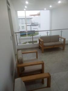 ein Wohnzimmer mit Sofas und Tischen in einem Gebäude in der Unterkunft CONDOMINIO MORAVIA 2 33 in Bujama Baja