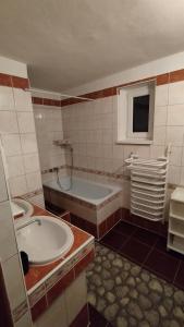 ein Badezimmer mit einer Badewanne und einem Waschbecken in der Unterkunft ubytovanie v súkromí červenka in Liptovská Teplička