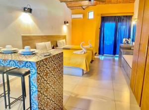 Habitación de hotel con cama y mesa en Hotel & Suites Mar y Sol Las Palmas, en Rincón de Guayabitos