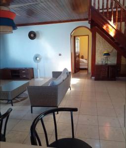 - un salon avec un canapé et une table dans l'établissement Superbe villa, à Bouillante