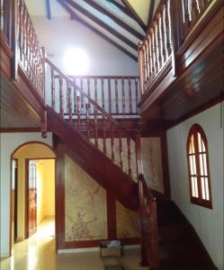 - un escalier en colimaçon dans une maison dotée de plafonds en bois dans l'établissement Superbe villa, à Bouillante