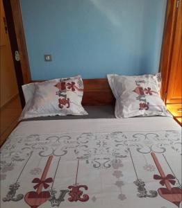 - un lit avec 2 oreillers dans l'établissement Superbe villa, à Bouillante
