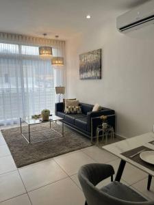 a living room with a couch and a table at Moderno y acogedor condominio in San Pedro Sula