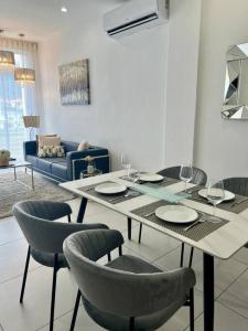 a dining table and chairs in a living room at Moderno y acogedor condominio in San Pedro Sula