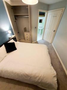 Ein Bett oder Betten in einem Zimmer der Unterkunft - Modern 3 Bed in Newport - Close to City Centre -