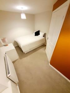 Cette petite chambre comprend un lit et une porte. dans l'établissement - Modern 3 Bed in Newport - Close to City Centre -, à Newport