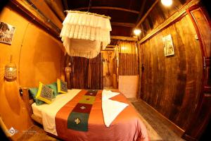 מיטה או מיטות בחדר ב-Dinh Đá H'Mông - Karsterly Rock Lodge