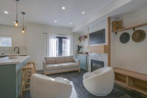 un salon avec un canapé et une chaise dans l'établissement Chic Crested Butte Townhome half Mi to Skiing!, à Crested Butte