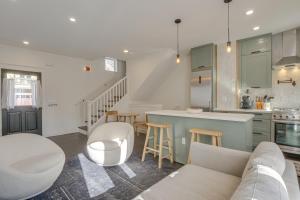 Ruang duduk di Chic Crested Butte Townhome half Mi to Skiing!