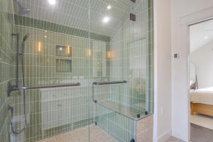 La salle de bains est pourvue d'une douche avec du carrelage vert. dans l'établissement Chic Crested Butte Townhome half Mi to Skiing!, à Crested Butte 18 autres photos